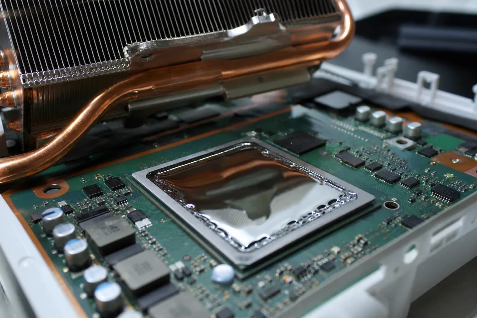 Nachher: PS5-Prozessor mit frisch aufgetragenem, spiegelndem Flüssigmetall