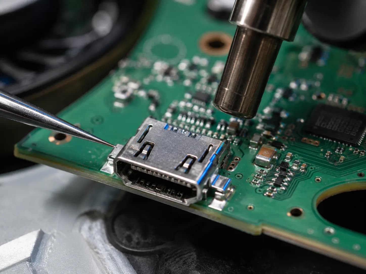 Nahaufnahme: HDMI-Port wird auf dem Mainboard einer Spielkonsole neu verlötet