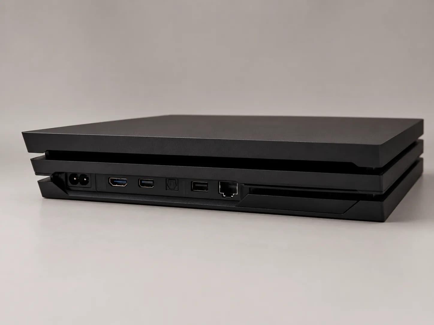 PlayStation 4 mit Fokus auf den HDMI-Anschluss in Nahaufnahme