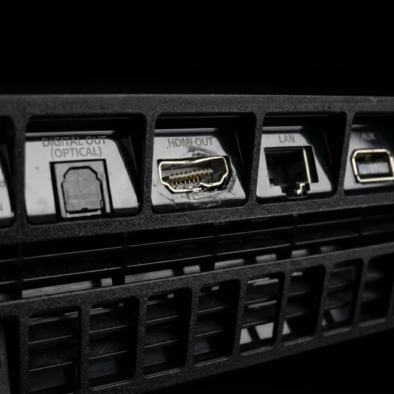 Beschädigter HDMI-Anschluss einer PlayStation 4 in Nahaufnahme – der Defekt, den wir reparieren.