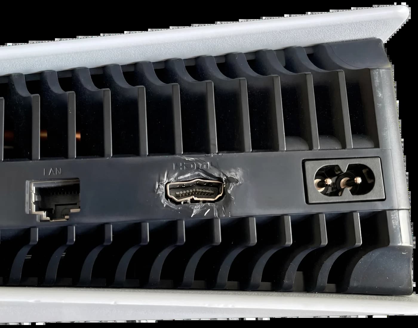 Freigestellte PlayStation 5 von hinten – mit beschädigtem HDMI-Anschluss, dem Defekt, den wir reparieren.